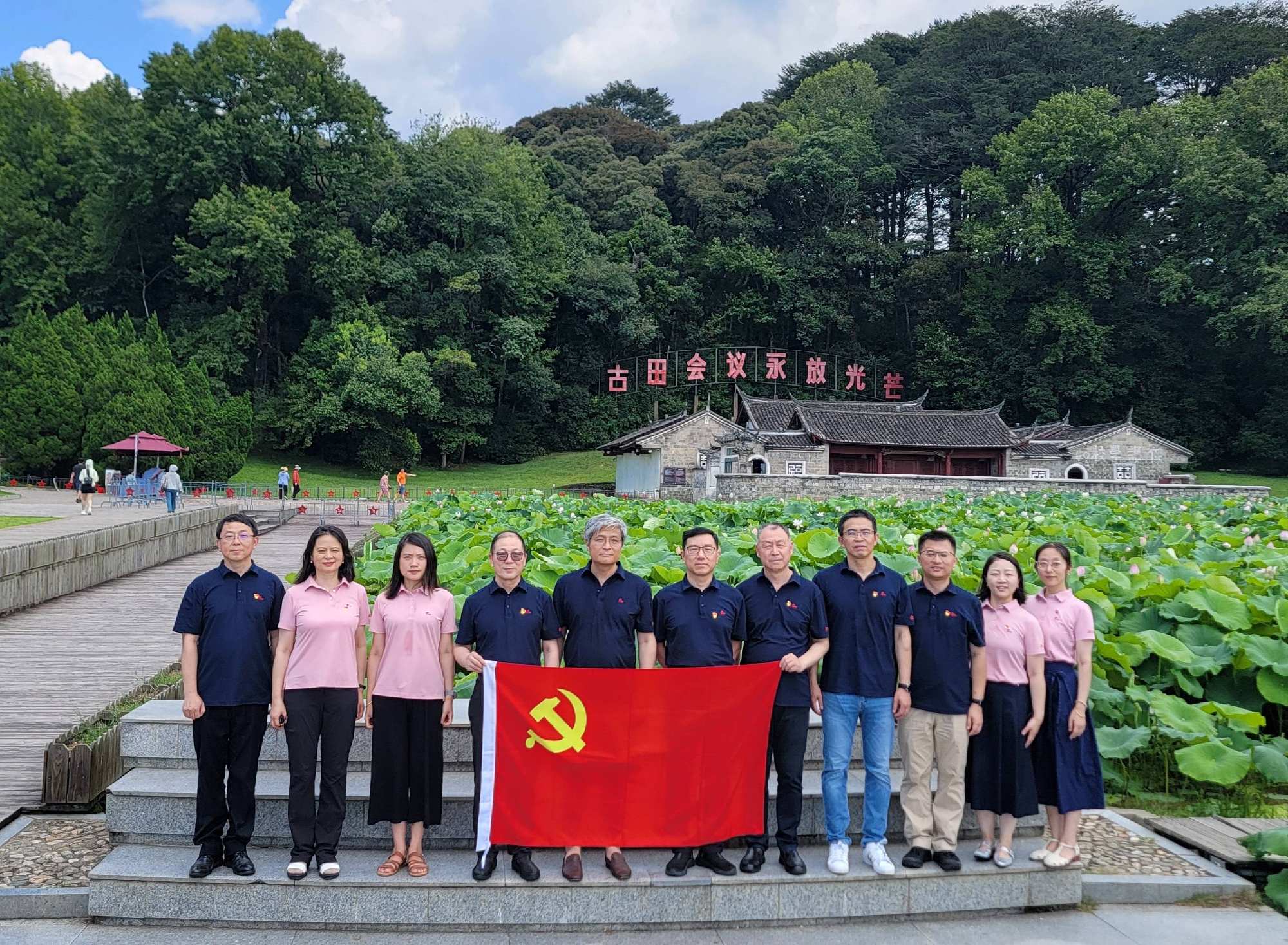 围绕学习贯彻二十届三中全会精神，交大安泰党委中心组赴福建古田现场学习